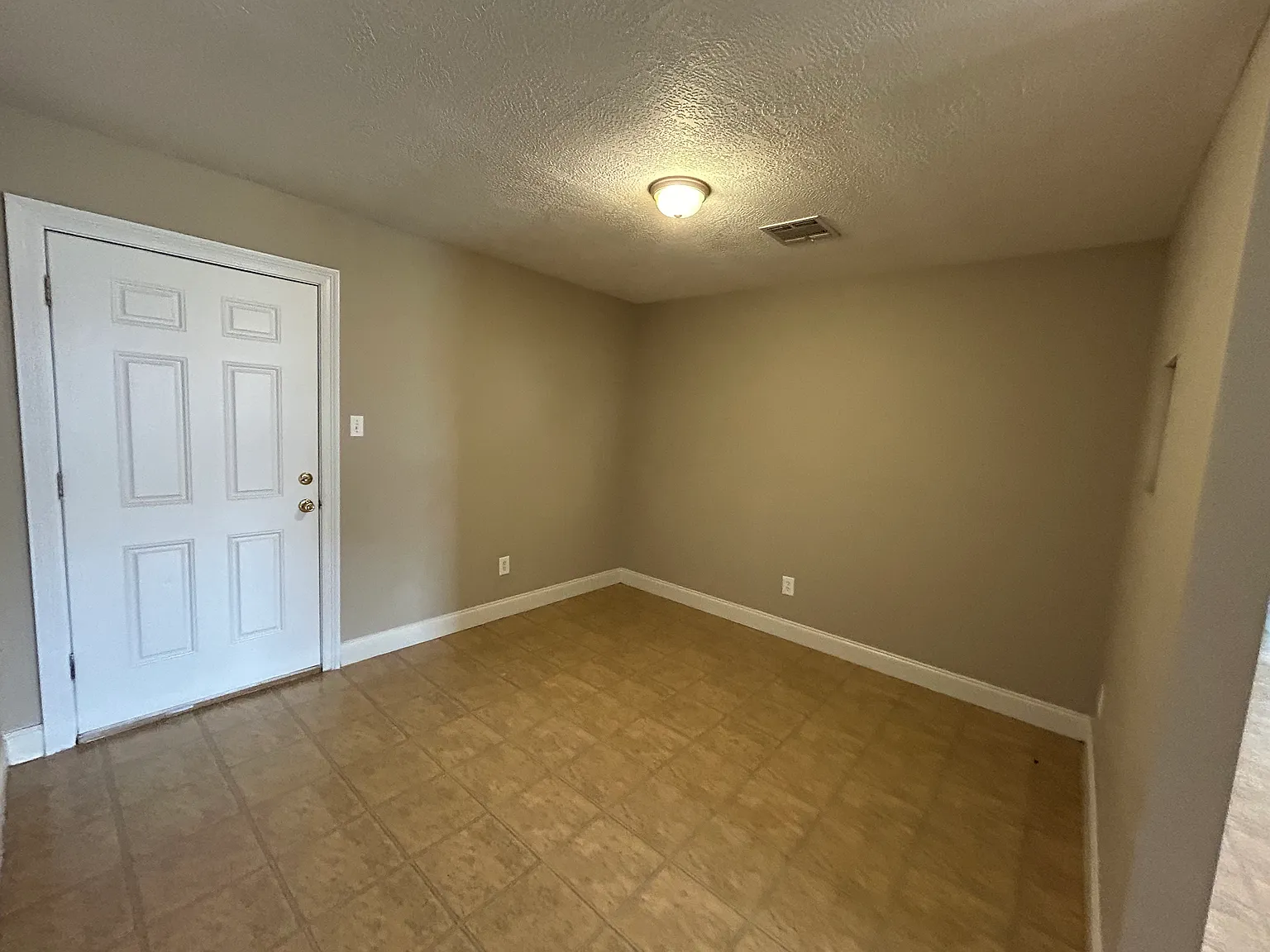 3 bed, 1800 sqft, $1,600 — Photo 4