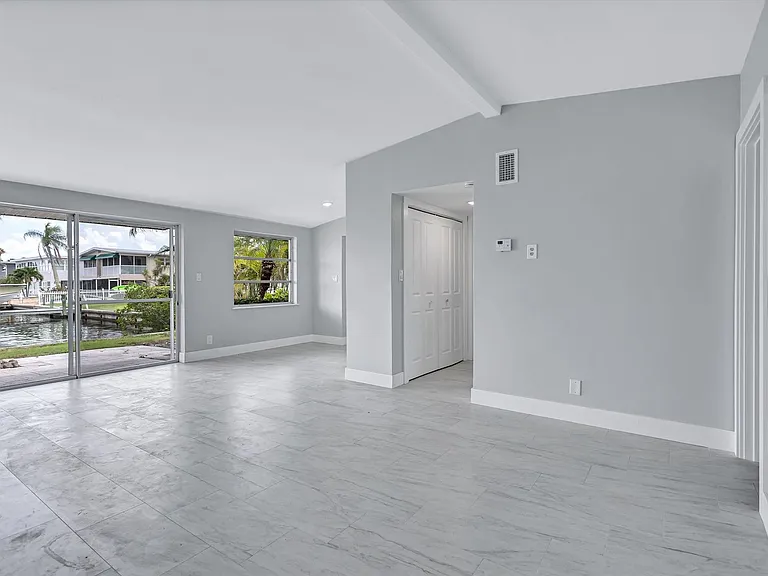 325 Capri Blvd — Photo 36