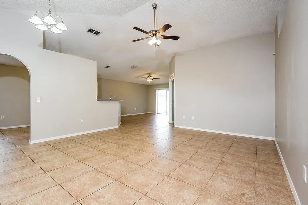 3 bed, 2.0 bath, 1645 sqft, $2,440 — Photo 4