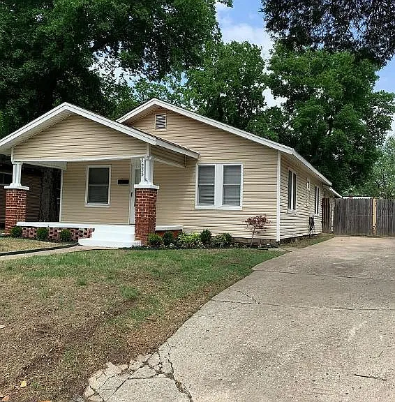 1235 S Florence Ave — Photo 4