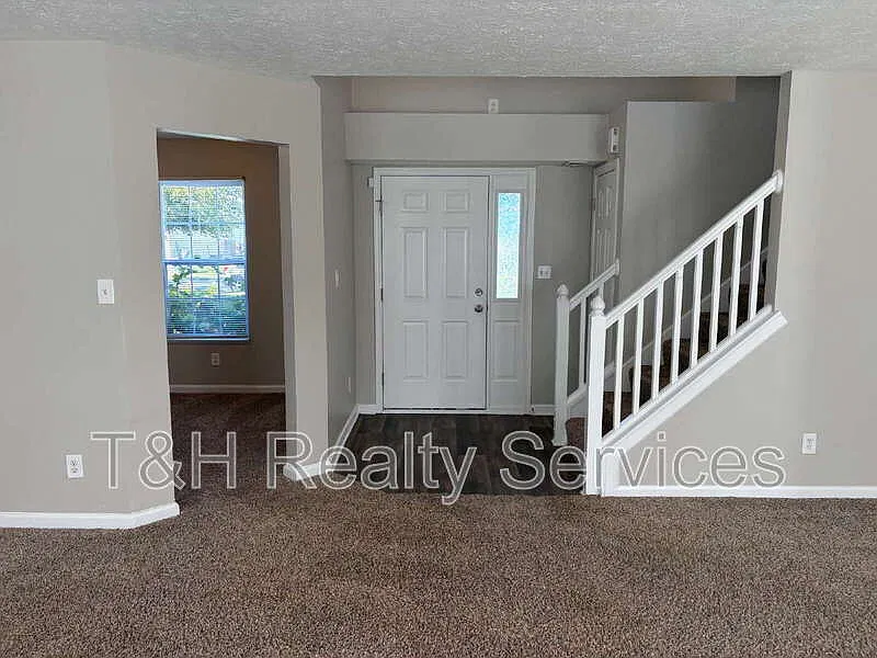 4 bed, 2.5 bath, 2167 sqft, $2,000 — Photo 3