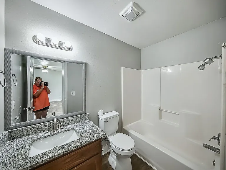 102 NW Park St #2 — Photo 9