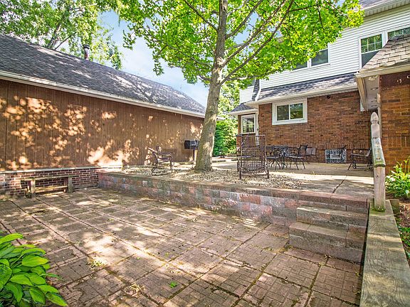 Two-tier patio