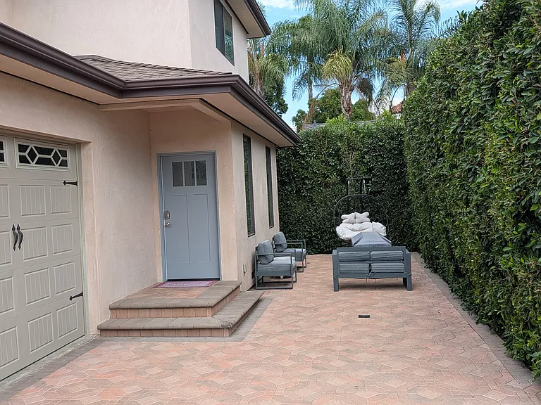 6215 Carpenter Ave — Photo 2