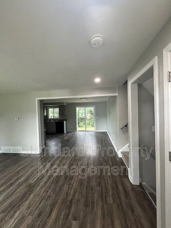 4 bed, 1.5 bath, 1730 sqft, $2,500 — Photo 3