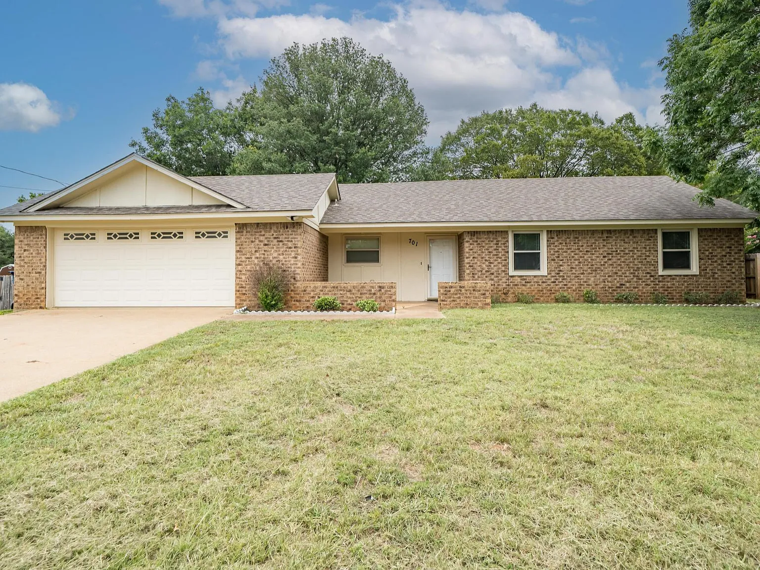 701 Partridge Ln — Photo 1