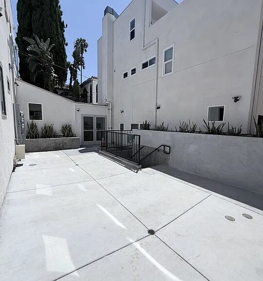 1409 N Hobart Blvd #101 — Photo 2
