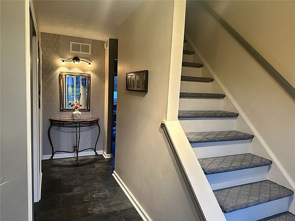 3rd image of 82 Mill Run Dr