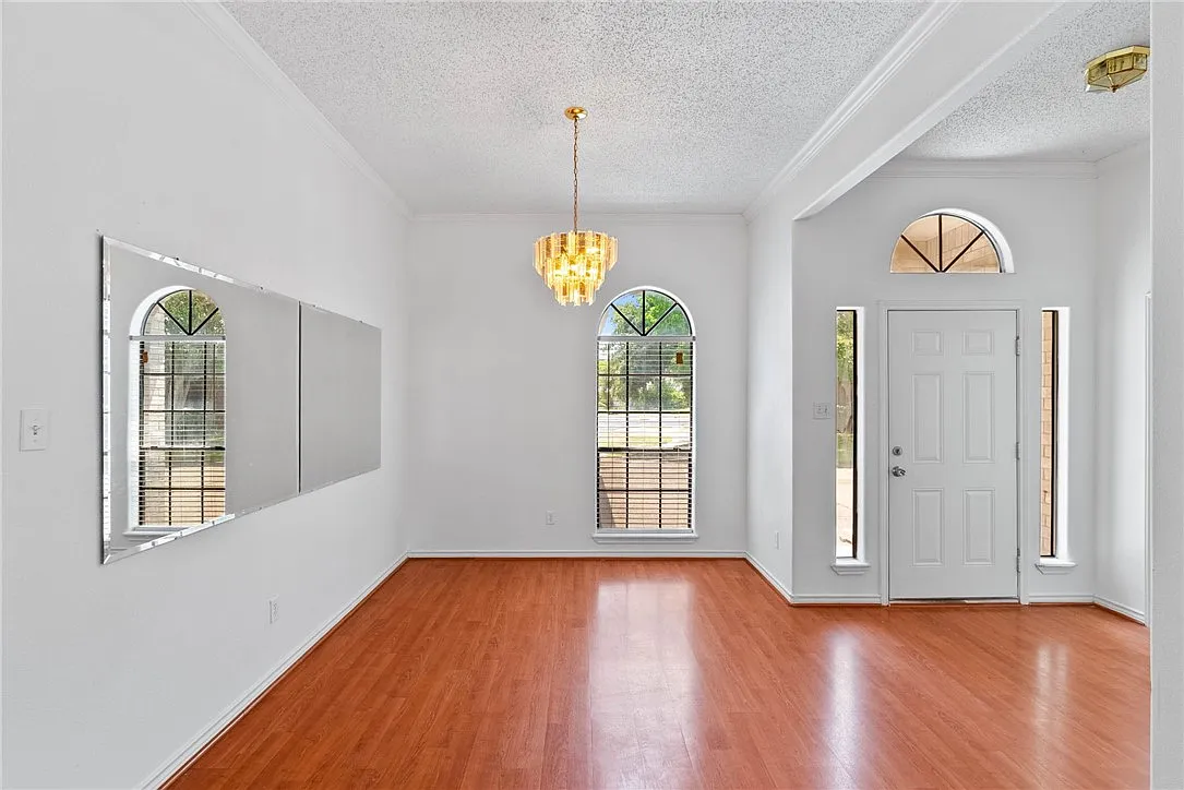 3 bed, 2.0 bath, 2013 sqft, $2,250 — Photo 2