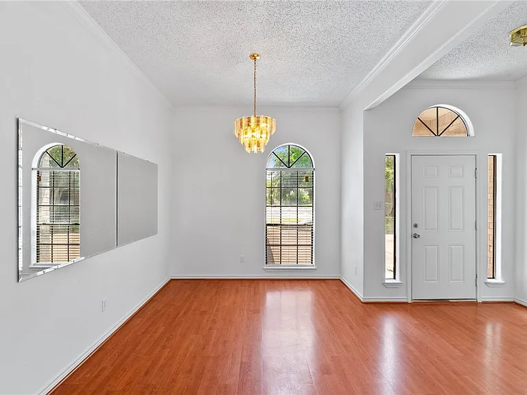 6234 Jessica Dr — Photo 2