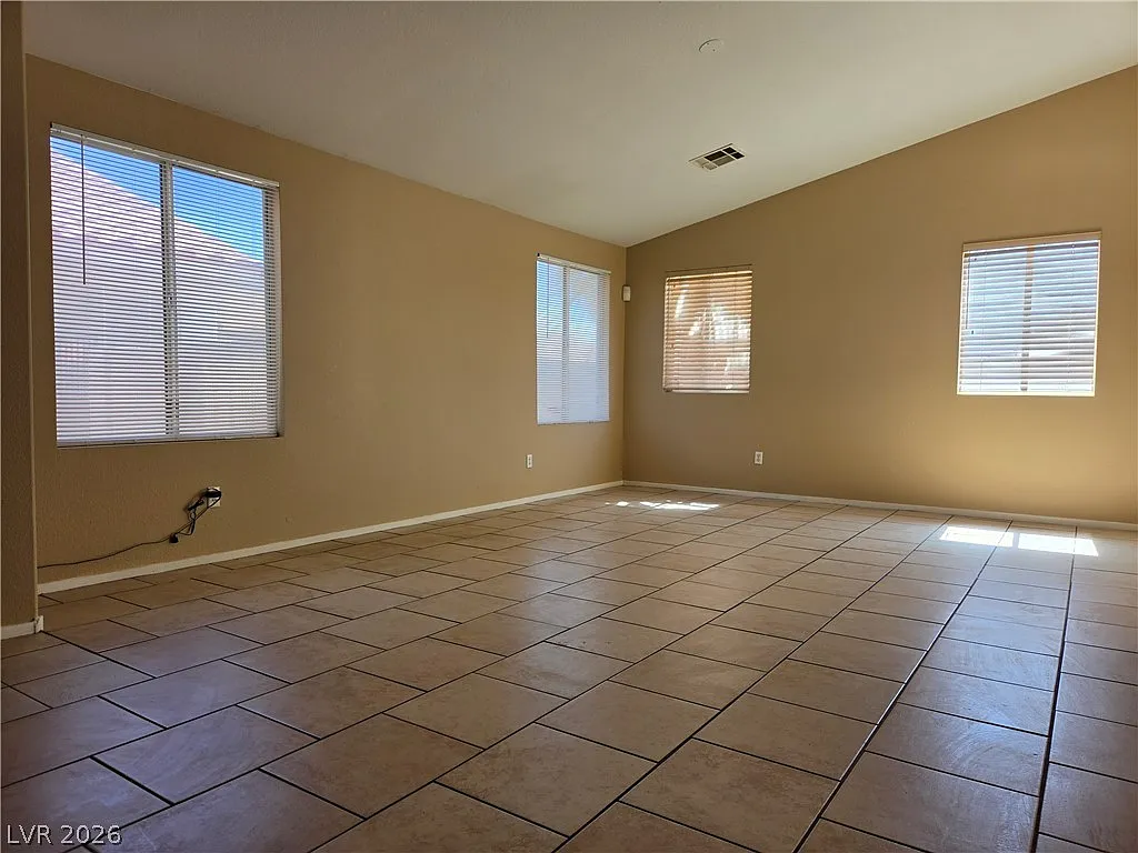 3 bed, 2.0 bath, 1368 sqft, $1,795 — Photo 3