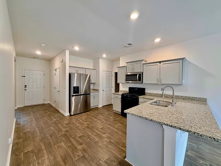 528 Ashwood Way — Photo 3