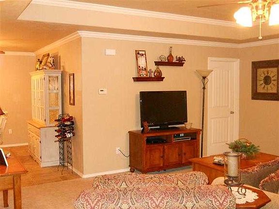 4th image of 810 E Lauren Ln