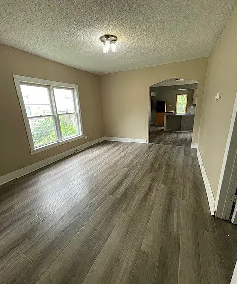 914 N Elm Ave — Photo 2