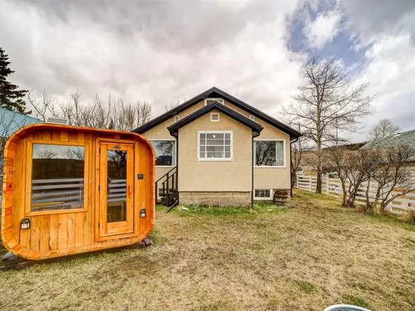 8630 NW 17th Ave, Crowsnest Pass, AB T0K 0M0