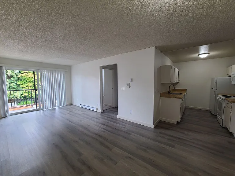 15015 Shoreline Apartments — Photo 31