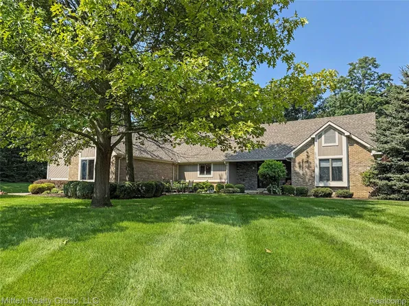 6762 Corrigan Dr, Brighton, MI 48116