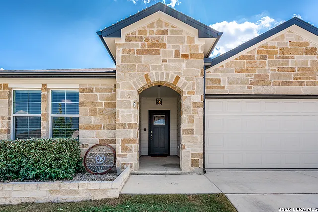 4 bed, 2.0 bath, 2032 sqft, $1,899 — Photo 3