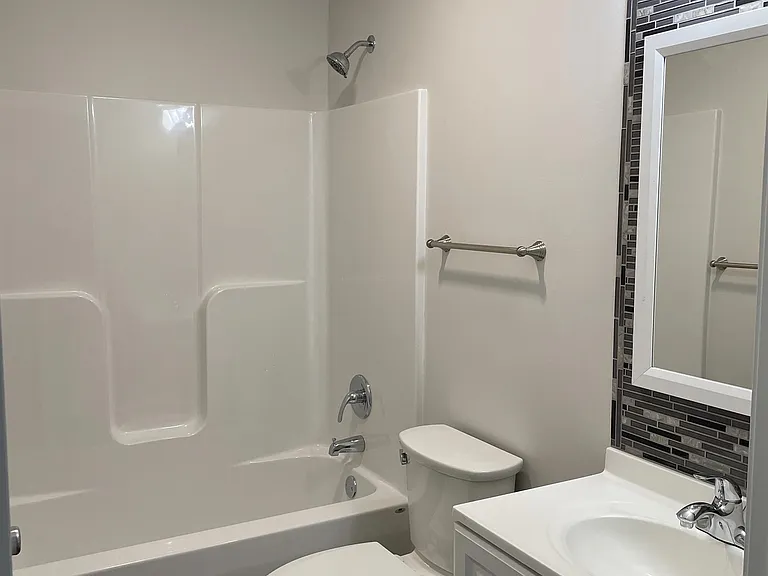 122 S Russell Ave — Photo 4