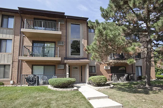 10930 S Worth Ave Unit 8 photo 1