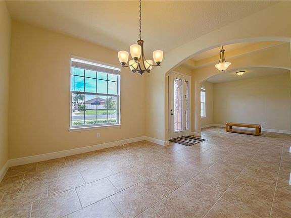 HUGE DINING RM & LIVING RM