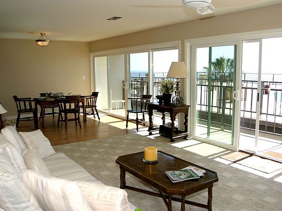 Living room & diningroom