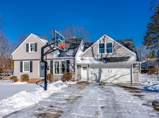 5381 Robinhood Dr, Willoughby, OH 44094