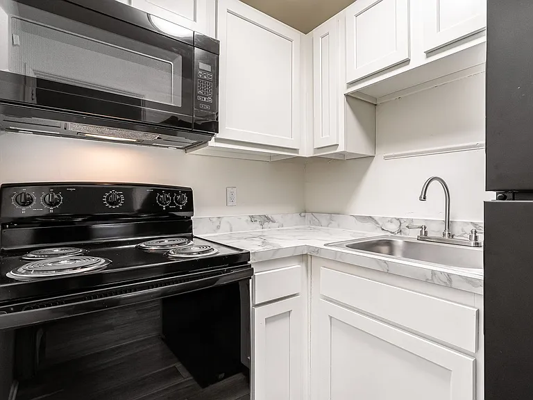 Lindsay Court Apartments — Photo 14