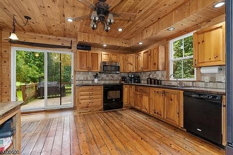 4th image of 18 Morris Farm Rd