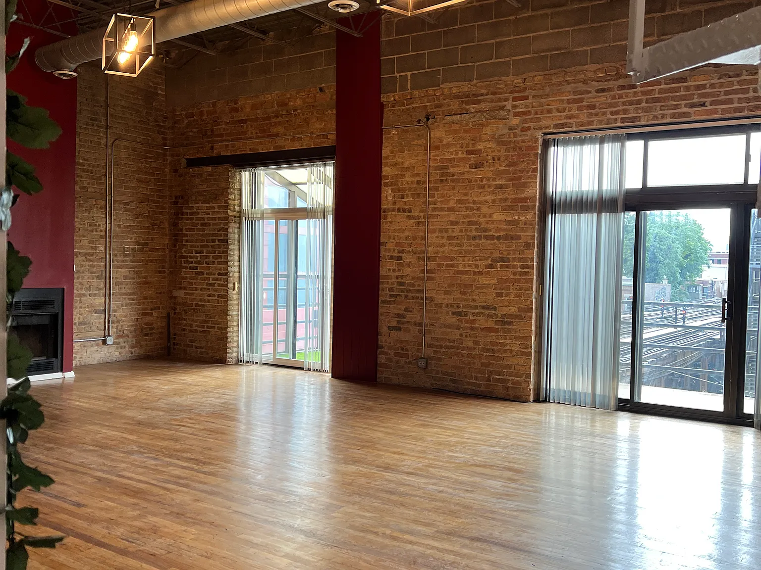 2025 N Sheffield Ave — Photo 3