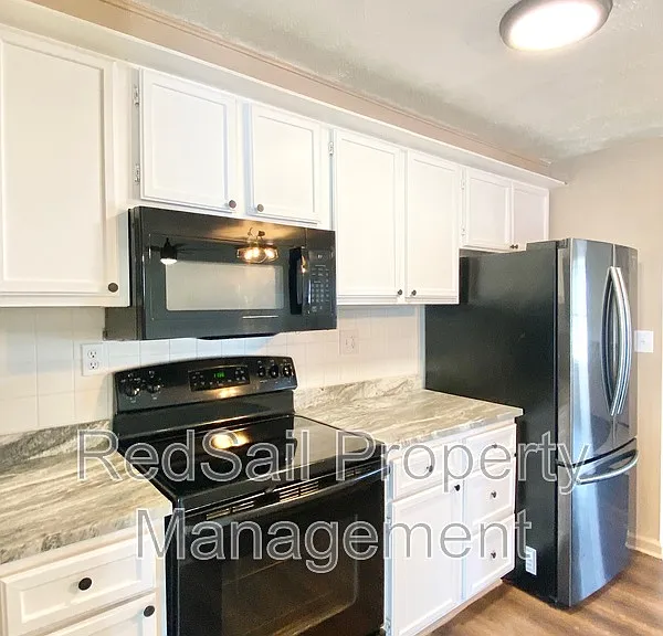 725 Chatsworth Dr — Photo 9