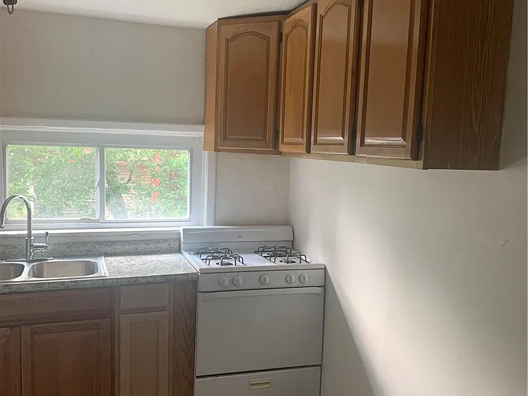 310 Knox Ave — Photo 5