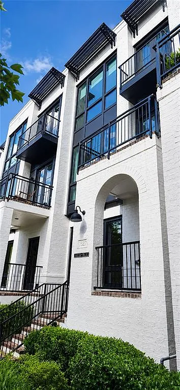 3 bed, 3.5 bath, 2304 sqft, $5,800 — Photo 1