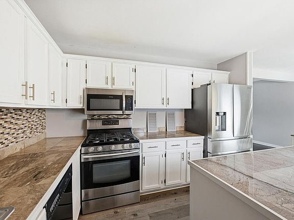 3rd image of 6113 West Calumet ROAD