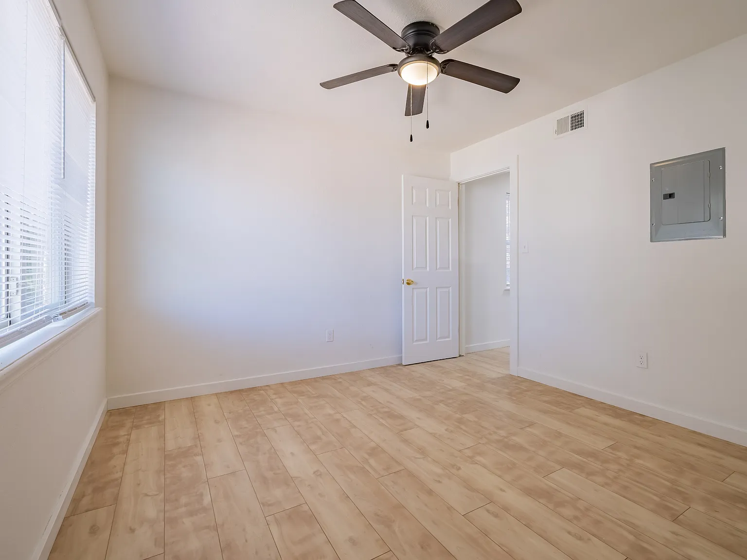 1015 East Hurd Street - 12 — Photo 4