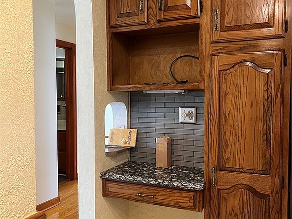 5th image of 233 Reed St