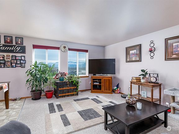4th image of 1304 Cascadia Dr