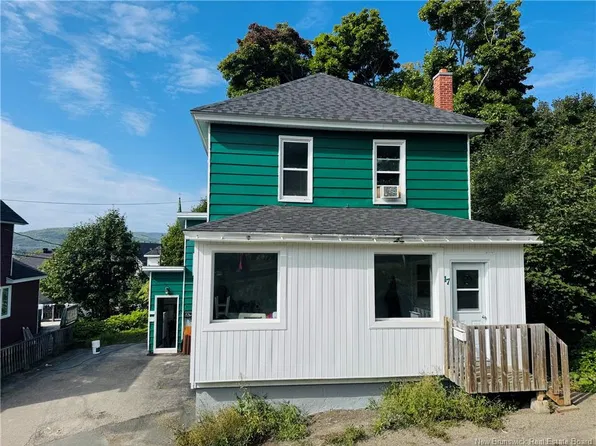 17 Stanley St, Campbellton, NB E3N 1G8