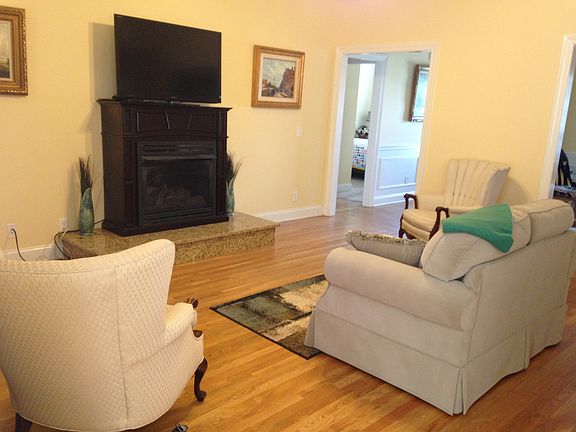 Living area: Vaulted ceiling