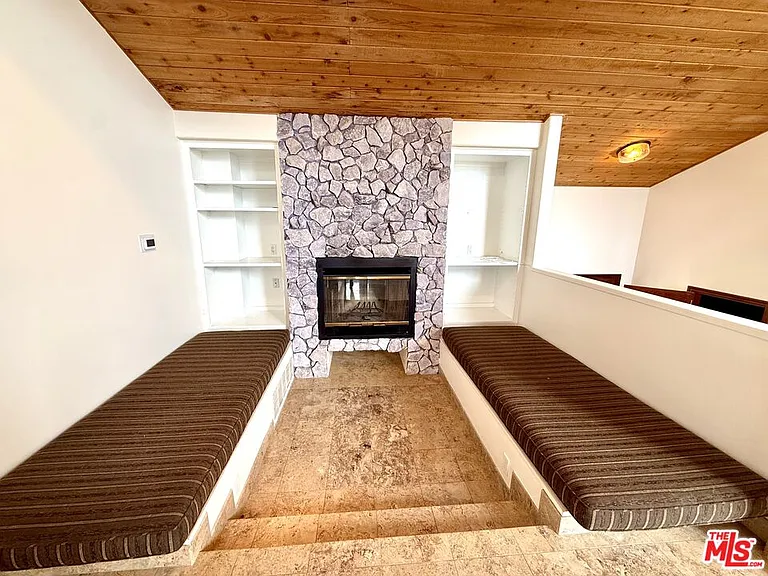 10827 Pacific View Dr — Photo 17