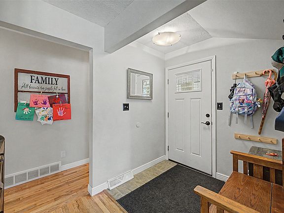 3rd image of 926 30th St