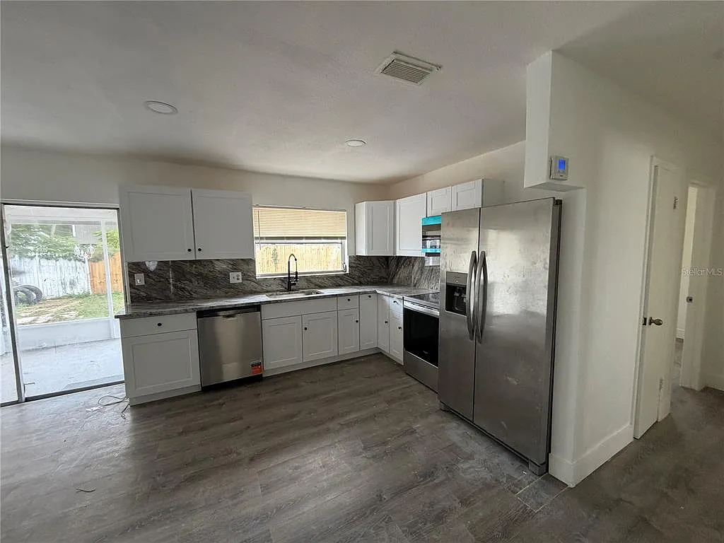 3 bed, 1.0 bath, 1300 sqft, $1,699 — Photo 3