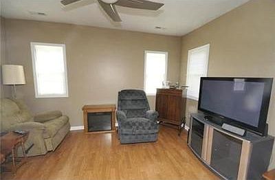 2nd image of 923 Pawnee St