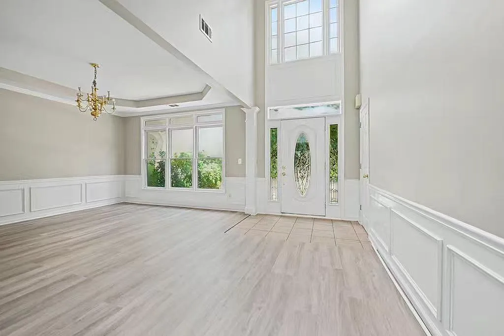 4 bed, 2.5 bath, 2684 sqft, $3,200 — Photo 2