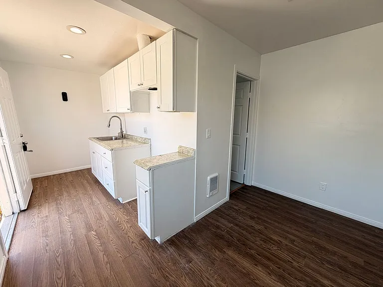 724 Iona St — Photo 3