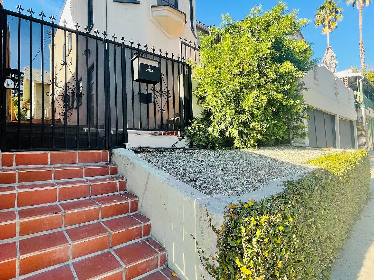 2 bed, 1000 sqft, $5,900 — Photo 2