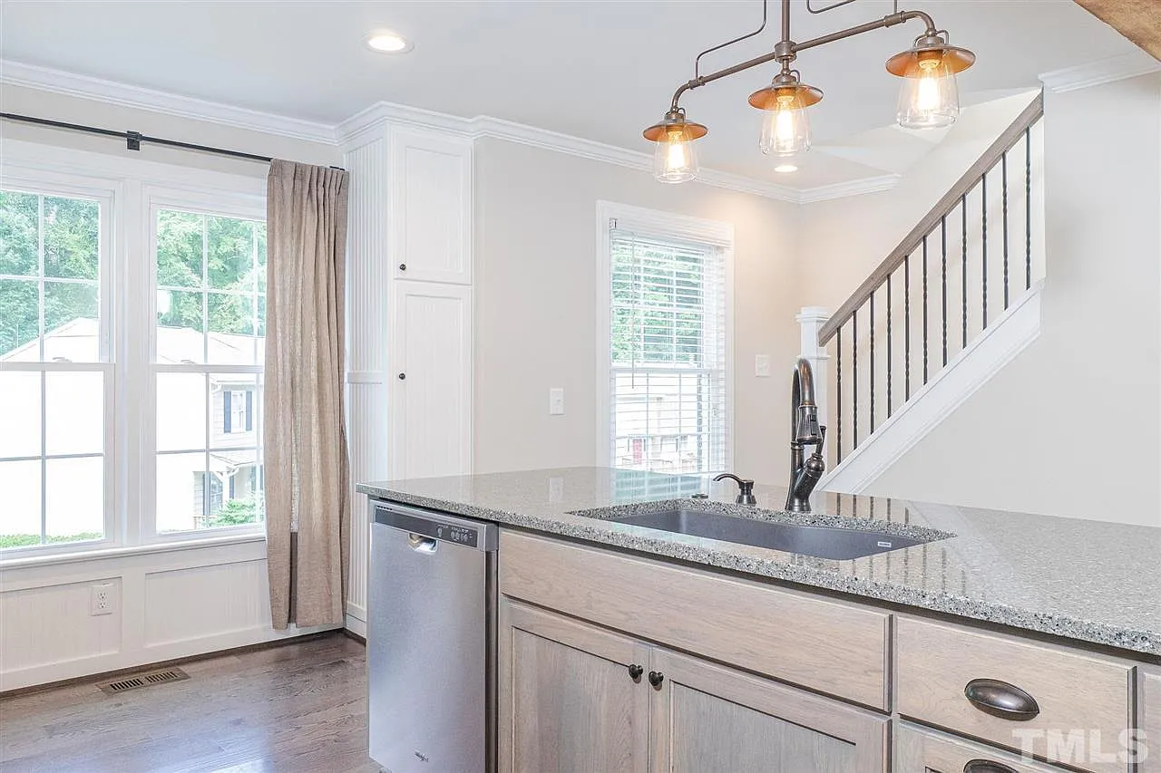 2 bed, 1337 sqft, $1,975 — Photo 4