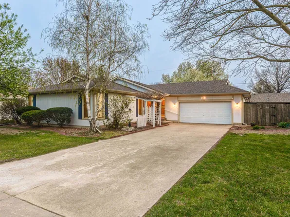2410 Applewood Ln, Salina, KS 67401