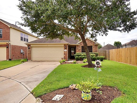 Happy and sunny landscaping on this cul-de-sac lot
