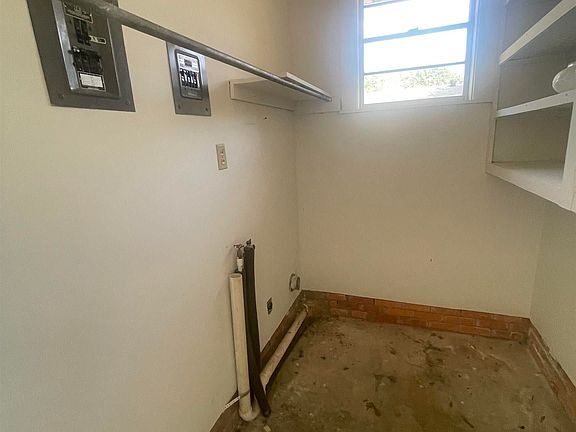 3rd image of 427 Sturgis St